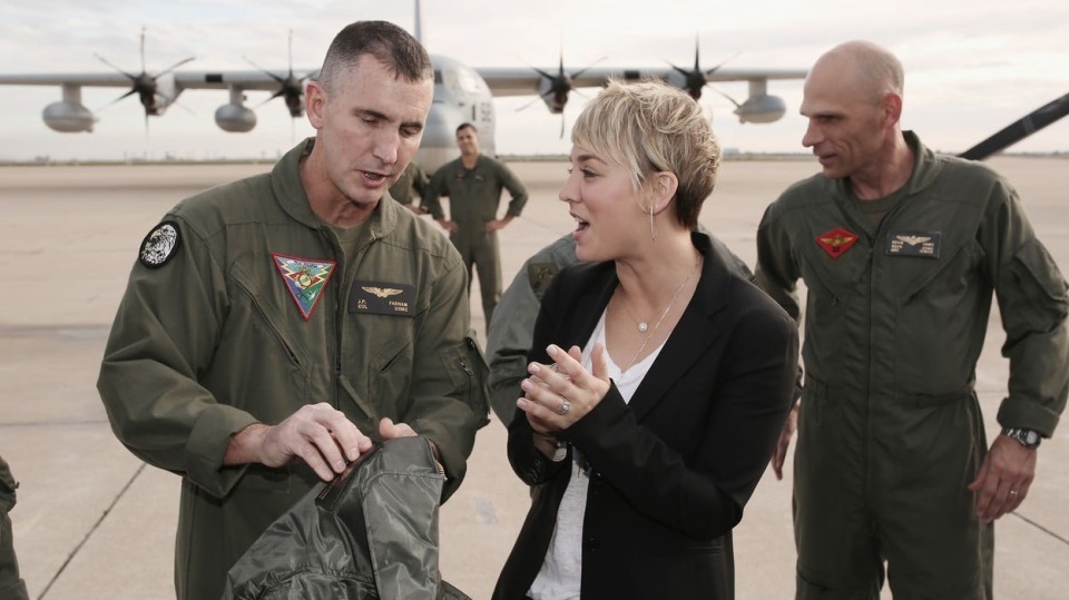 Kaley Cuoco se zajímala o všechno, co se na letišti dělo